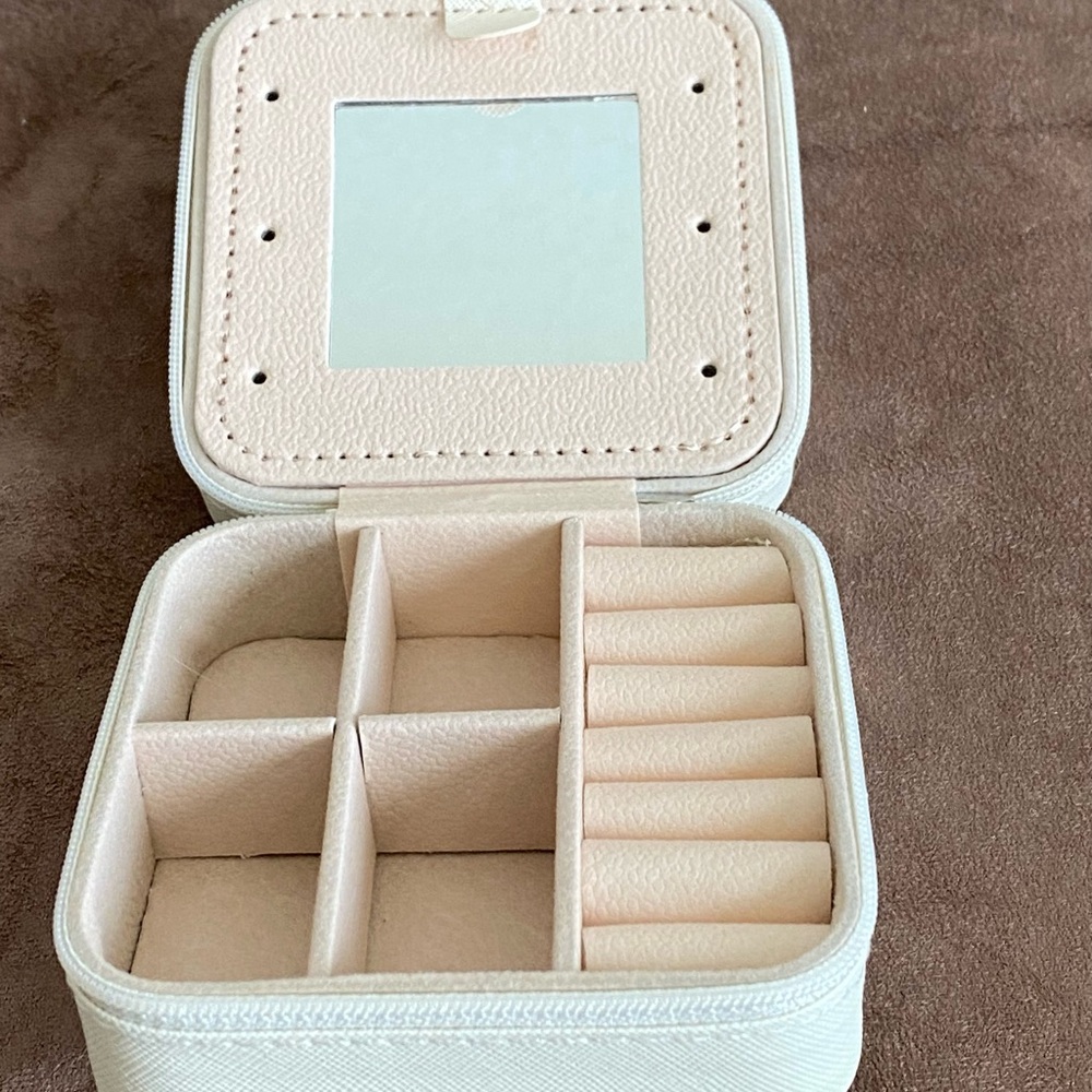 Compact Zippered Jewelry Case with mirror NWOT